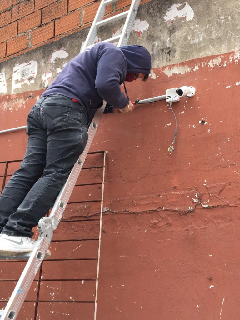 Cámaras de Seguridad para Empresas. 4 camaras en pintureria mimetizarte2