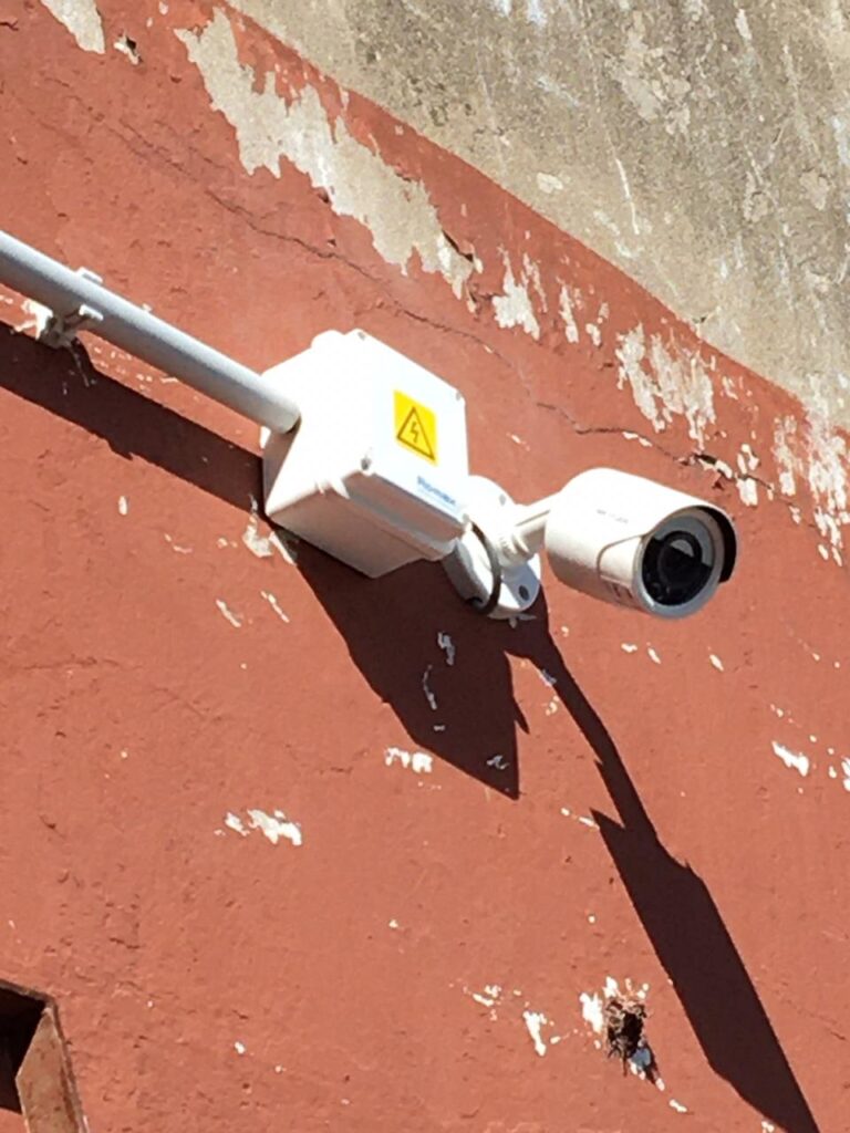 Cámaras de Seguridad para Empresas. 8 camaras en pintureria mimetizarte3