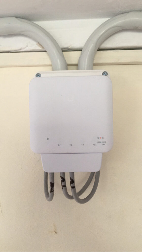 WiFiLink lleva la conexión inalámbrica de alto rendimiento a nuevas escuelas. 8 Unifi Flex