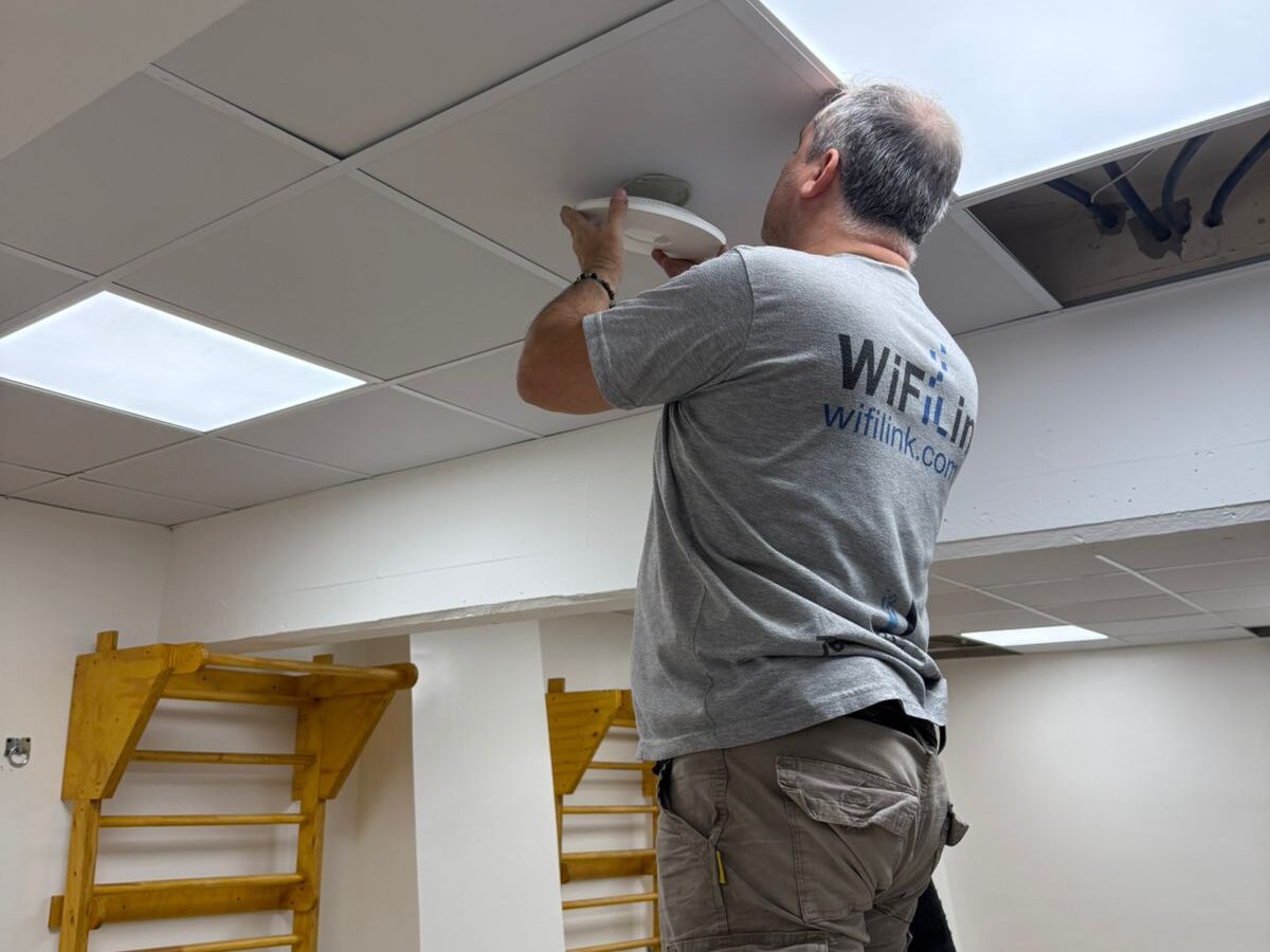 ¿Por qué tu WiFi sigue siendo lento? La verdad sobre los repetidores vs. Puntos de Acceso.