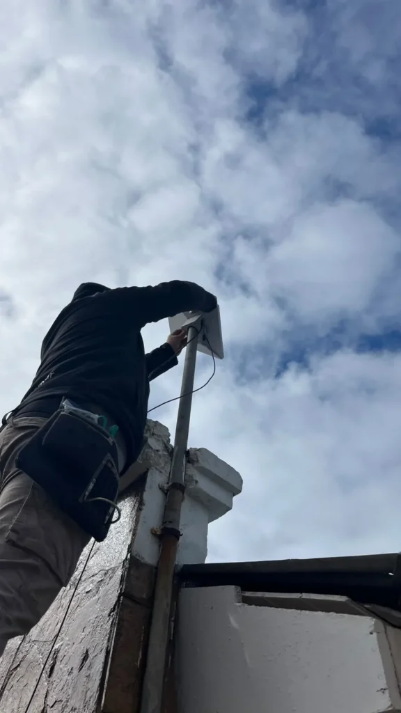 Conectividad de Alta Velocidad en la Costa: Instalación de Internet Satelital Starlink y Red Mesh TP-Link en el Club de Jubilados Punta Iglesia 1 internet starlink en mar del plata4